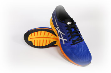 Asics FuzeX La Asics FuzeX incorpora importantes novedades tecnológicas que seguramente veremos en futuros modelos de la marca
