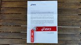 Asics DynaFlyte USB y carta de Asics.