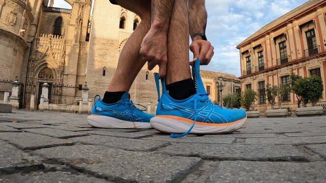 ASICS GEL-NIMBUS 25, Mujer 🏃‍♀️Sus suaves propiedades de amortiguación te  ayudan a sentir que estás aterrizando en las nubes. 👉Ya podés e…