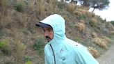 Capucha y uso con gorra