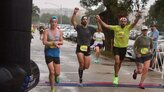 carles entrando en meta de una carrera 5k bajo la lluvia