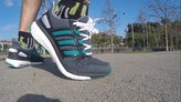 Comprobando la flexibilidad de las Adidas Energy Boost 3.