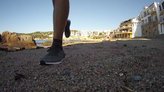 El comodsimo Primeknit de las Adidas Ultra boost Uncaged, corriendo sobre la arena de la playa de Calella de Palafrugell.