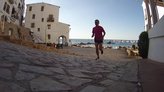 Probando la adherencia de las Adidas Ultra boost Uncaged sobre losas hmedas a orillas del Mediterrneo.