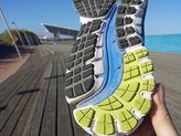 Brooks Ghost 9: detalle de la suela y del nervio central 