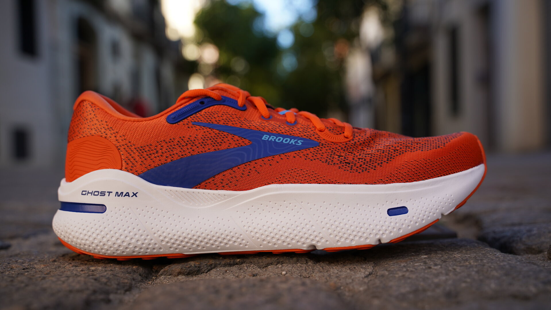 Brooks Ghost Max hombre azul naranja