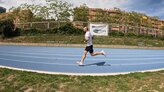 Carles pegndose un buen calentn en la pista