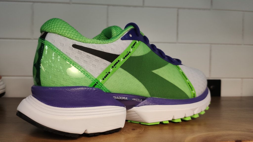 diadora mythos blushield bright