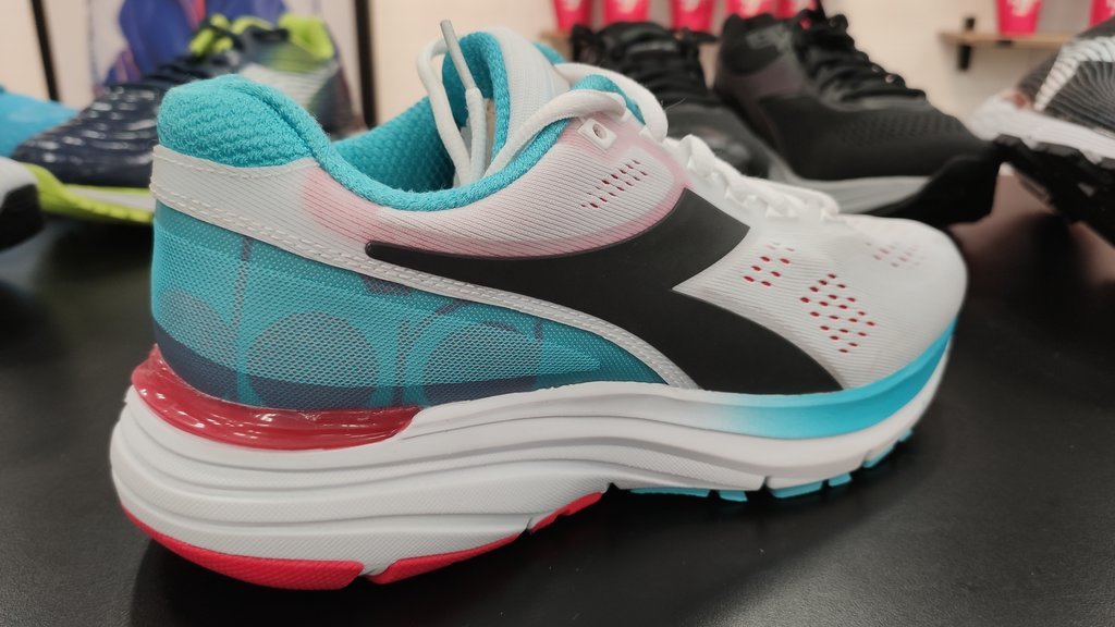 diadora mythos blushield fly hip