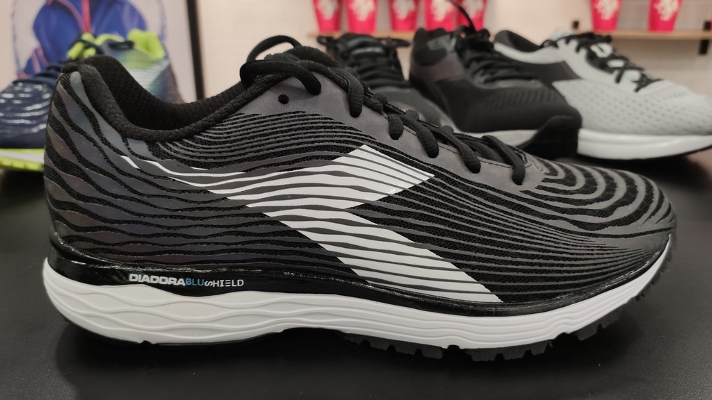diadora blushield mythos fly