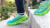 Bajando escaleras con las Hoka One One Huaka