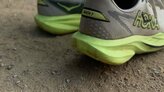 Amortiguaci�n terrenal en una zapatilla para entrenar alegre