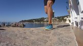 Hoka One One Vanquish 2: En accin sobre piedra y con el mar de fondo.