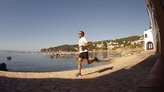 Hoka One One Vanquish 2: El placer de correr junto al mar en una mañana de verano.