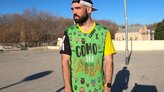 Un primer plano de la camiseta Kamuabu