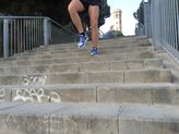 New Balance Vazee Breathe-en plena accin bajando escaleras