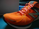 Sujecin de los primeros ojales de las New Balance Vazee Prism