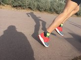 New Balance Vazee Rush-en acci�n sobre asfalto el�stico