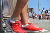 La horma deportiva de las Nike Air Zoom Pegasus 33 pas volado por el puente de Brooklyn 