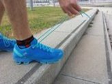 Cuenta con cordones bastante largos.