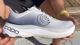 Silueta lateral Topo Athletic Aura