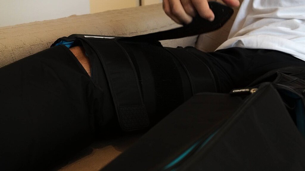 3 tiras de velcro en la parte del muslo