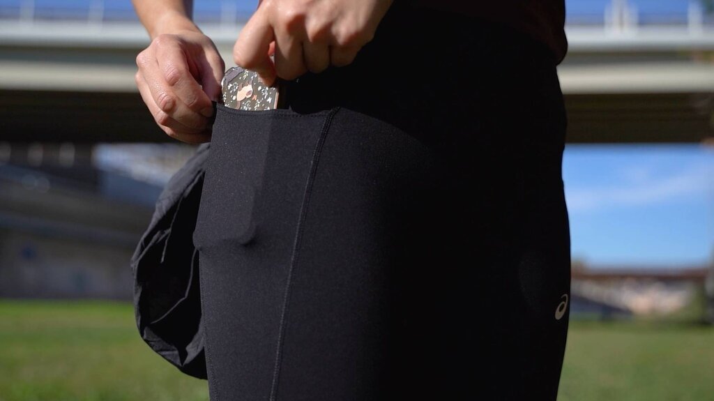 con amplio bolsillo lateral