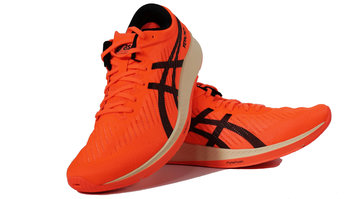 ASICS Metaracer La puesta del sol reflejada en una zapatilla de competición