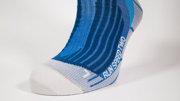 X-Socks Run Speed Two Líneas, densidades y cambios de tejido. Todos ellos con algún motivo concreto