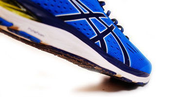 ASICS Gel Cumulus 20 Ideales para corredores de peso medio (65 - 75kg)