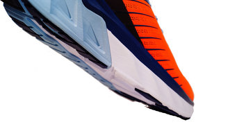 Hoka ONE ONE Arahi 3 El corredor de peso ligero y medio, puede explotarlas a ritmos realmente interesantes.