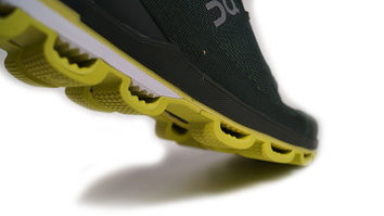 On Running Cloudsurfer Sensaciones racing con una zapatilla rodadora
