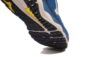 Mizuno Wave Sky 3 El X-Pop genera un confort superior para corredores con peso superior a los 70Kg
