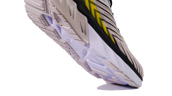 Hoka One One Arahi 4 El sistema de soporte J-Frame es uno de los que más nos gustan