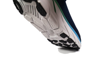 Hoka ONE ONE Clifton 7 Si estas entorno los 75kg, esta es una zapatilla tremendamente polivalente
