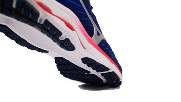 Mizuno Wave Rider 24 Uno de los iconos mejor posicionados por el corredor popular