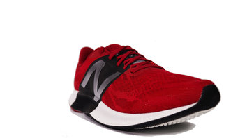 New Balance FuelCell 890v8 Una lengüeta adaptada a la curvatura del medio pie