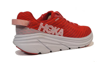 Hoka One One Rincon Llama mucho la atención cuando la coges por primera vez con la mano