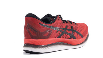 ASICS Glideride Su lema -corre largo con el menor esfuerzo- representa perfectamente sus características