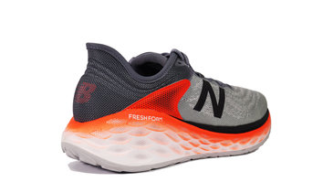 New Balance Fresh Foam More v2 Los arcos de la mediasuela y las geometrías del Fresh Foam aportan la estabildiad necesaria