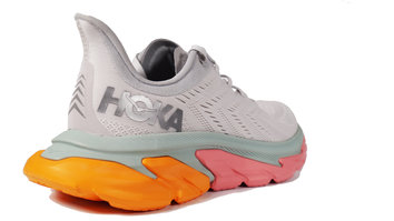Hoka One One Clifton Edge La suela amplia permite correr sin temor a desestabilizar